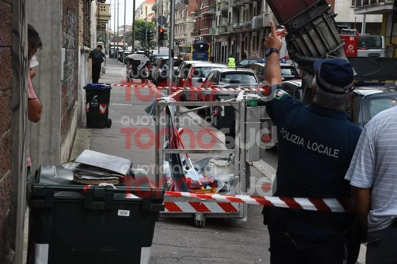 MONCALIERI - Operaio 69enne muore in via Genova a Torino precipitando da un cestello elevatore