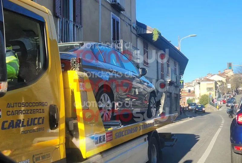 INCIDENTE MORTALE A MONCALIERI - Auto finisce contro un muro: niente da fare per il conducente