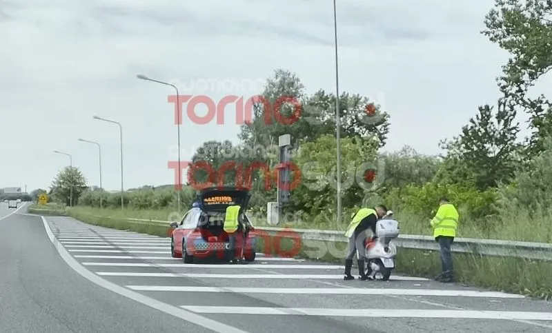 MONCALIERI - Incidente sul raccordo autostradale: due scooteristi portati al Cto di Torino - FOTO