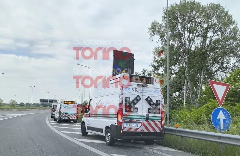 MONCALIERI - Incidente sul raccordo autostradale: due scooteristi portati al Cto di Torino - FOTO
