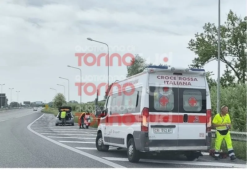 MONCALIERI - Incidente sul raccordo autostradale: due scooteristi portati al Cto di Torino - FOTO