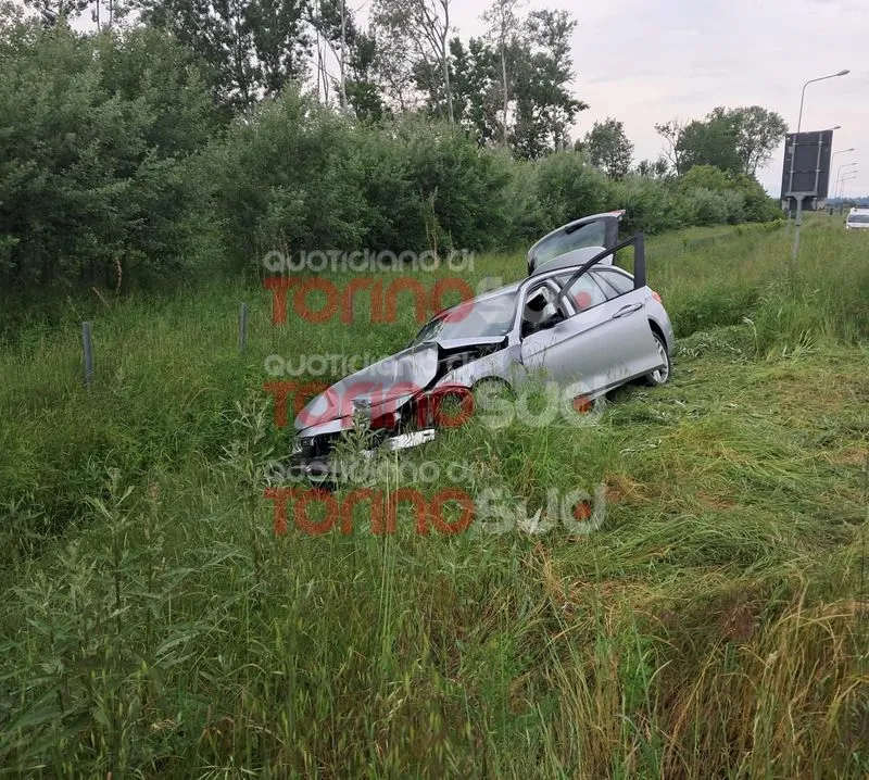 MONCALIERI - Un altro schianto sulla sopraelevata, coinvolte due auto: un ferito portato al Cto di Torino - FOTO