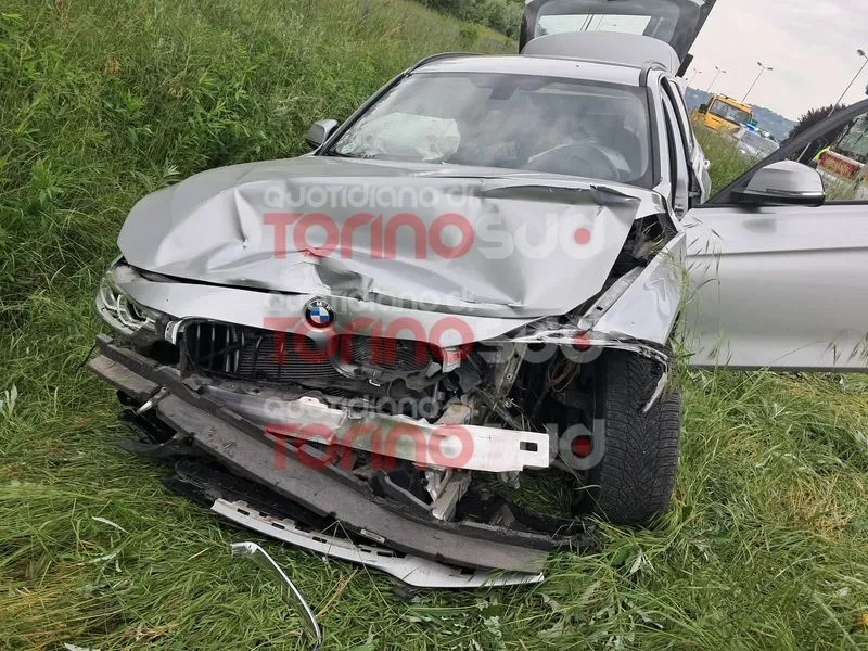 MONCALIERI - Un altro schianto sulla sopraelevata, coinvolte due auto: un ferito portato al Cto di Torino - FOTO