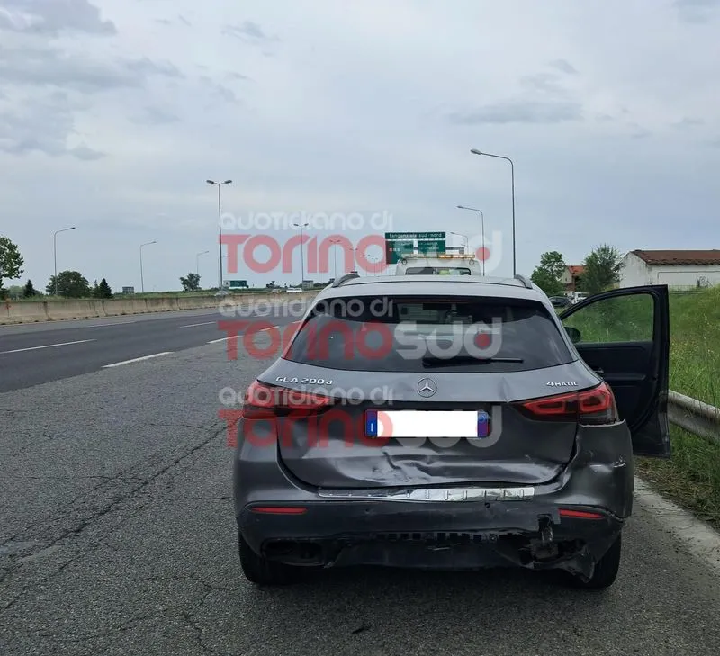 MONCALIERI - Un altro schianto sulla sopraelevata, coinvolte due auto: un ferito portato al Cto di Torino - FOTO
