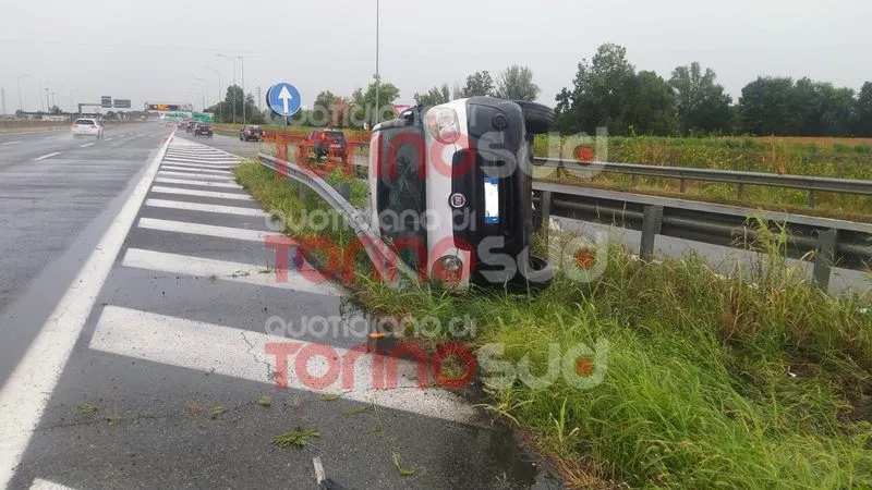 MONCALIERI - Schianto sulla sopraelevata, perde il controllo del furgoncino e si ribalta: ricoverato al Cto - FOTO