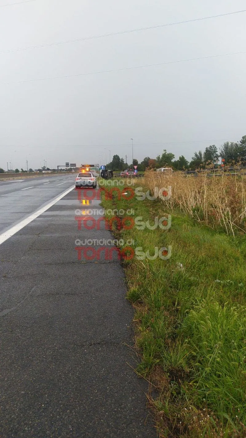 MONCALIERI - Schianto sulla sopraelevata, perde il controllo del furgoncino e si ribalta: ricoverato al Cto - FOTO
