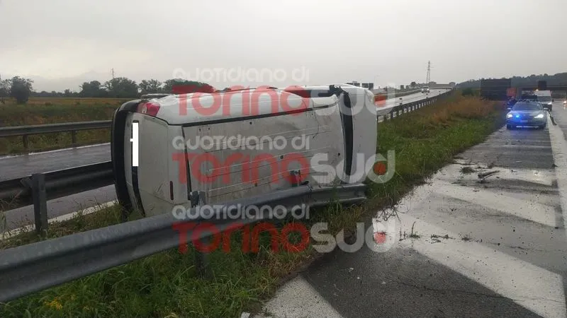 MONCALIERI - Schianto sulla sopraelevata, perde il controllo del furgoncino e si ribalta: ricoverato al Cto - FOTO