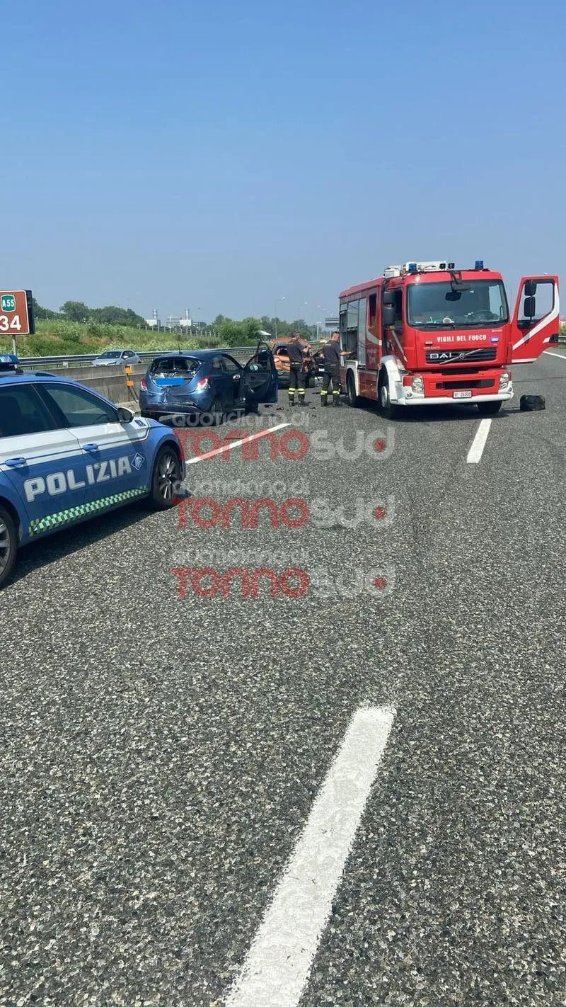 MONCALIERI - Brutto incidente sulla sopraelevata: sei mezzi coinvolti e sei feriti, traffico bloccato - FOTO