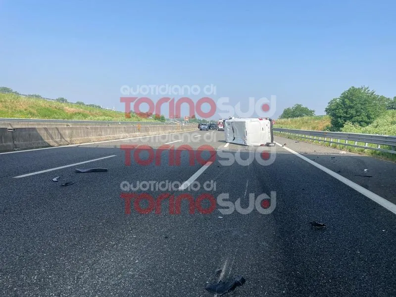 MONCALIERI - Brutto incidente sulla sopraelevata: sei mezzi coinvolti e sei feriti, traffico bloccato - FOTO