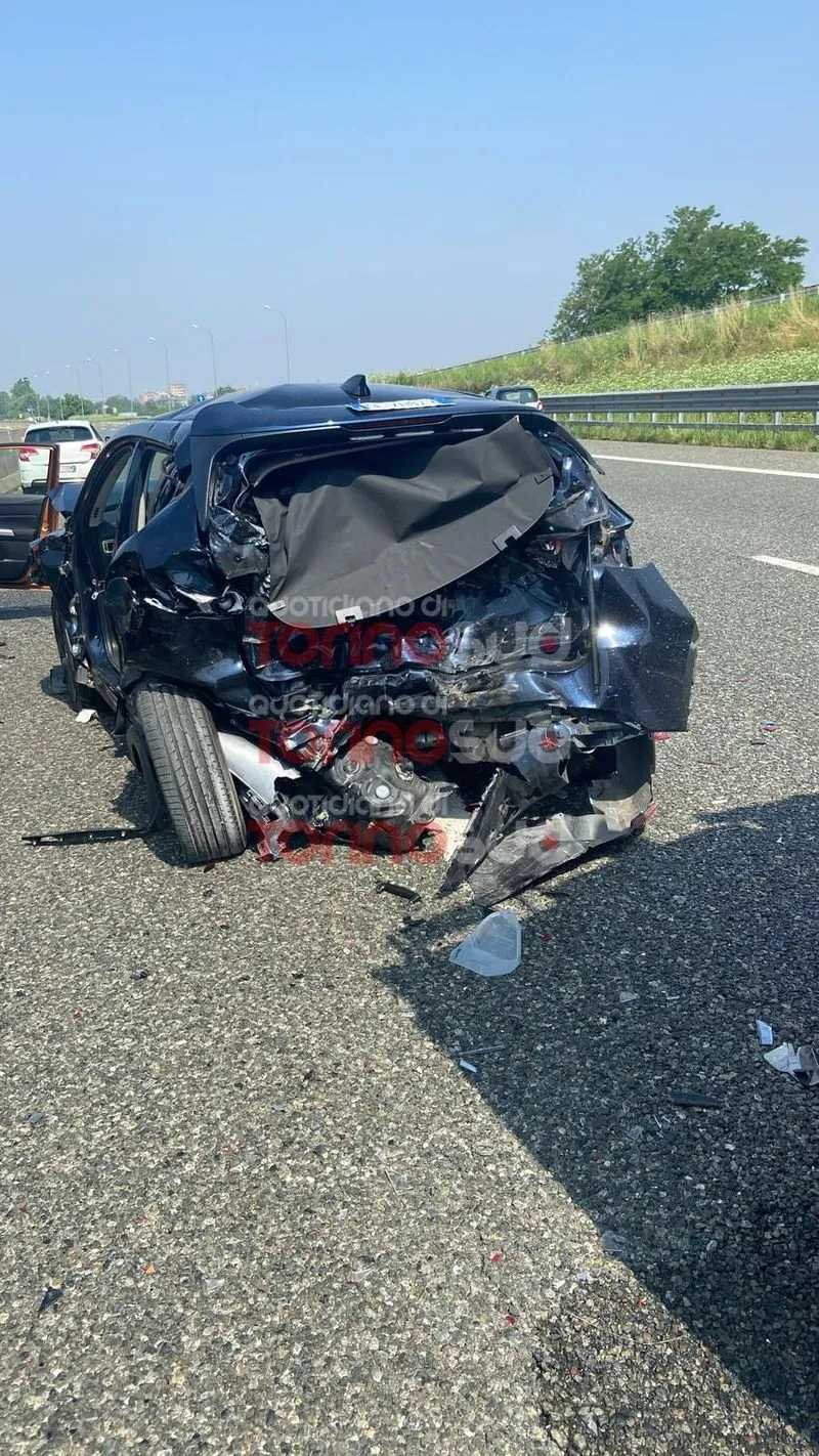MONCALIERI - Brutto incidente sulla sopraelevata: sei mezzi coinvolti e sei feriti, traffico bloccato - FOTO