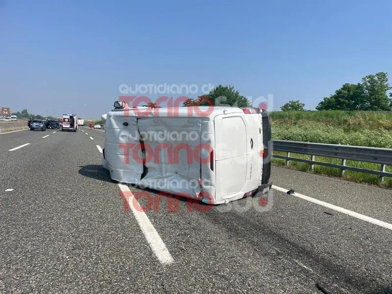 MONCALIERI - Brutto incidente sulla sopraelevata: sei mezzi coinvolti e sei feriti, traffico bloccato - FOTO