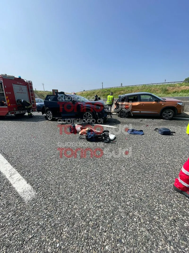 MONCALIERI - Brutto incidente sulla sopraelevata: sei mezzi coinvolti e sei feriti, traffico bloccato - FOTO