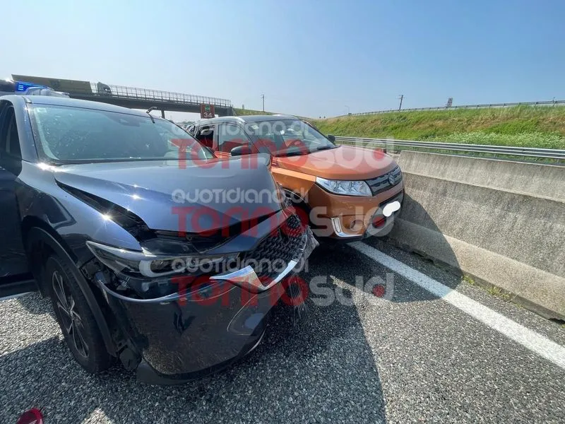 MONCALIERI - Brutto incidente sulla sopraelevata: sei mezzi coinvolti e sei feriti, traffico bloccato - FOTO