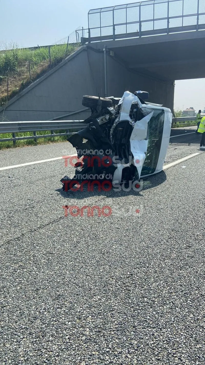 MONCALIERI - Brutto incidente sulla sopraelevata: sei mezzi coinvolti e sei feriti, traffico bloccato - FOTO