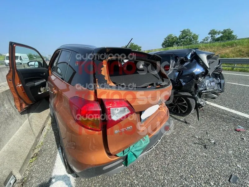 MONCALIERI - Brutto incidente sulla sopraelevata: sei mezzi coinvolti e sei feriti, traffico bloccato - FOTO