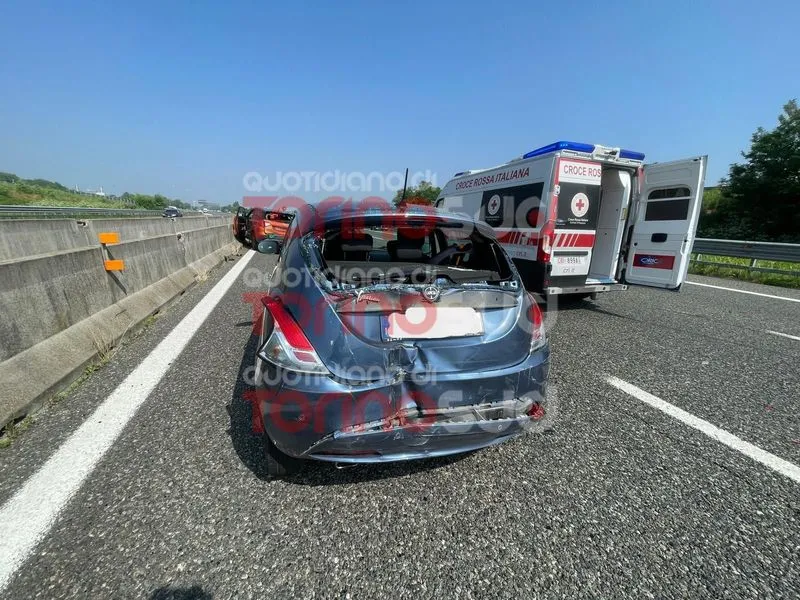 MONCALIERI - Brutto incidente sulla sopraelevata: sei mezzi coinvolti e sei feriti, traffico bloccato - FOTO