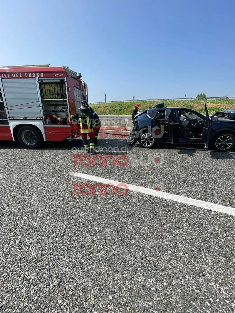 MONCALIERI - Brutto incidente sulla sopraelevata: sei mezzi coinvolti e sei feriti, traffico bloccato - FOTO