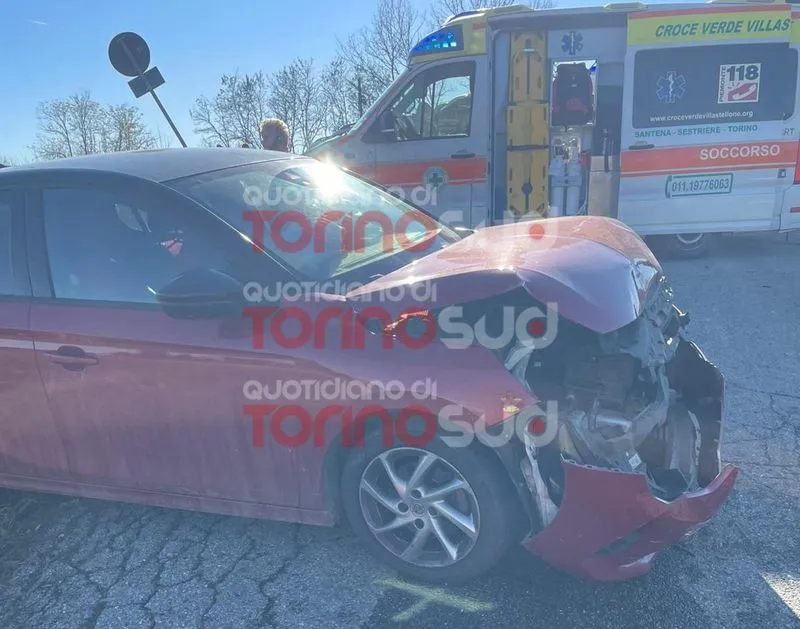 MONCALIERI - Scontro in strada Bauducchi, quattro feriti: anche un bimbo di 5 anni in ospedale - FOTO