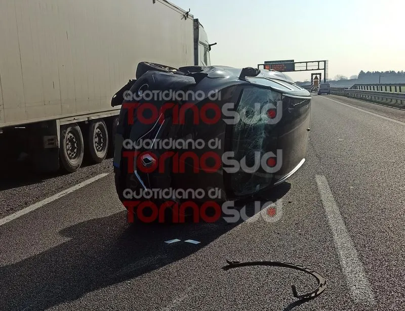 TANGENZIALE TORINO - Incidente a Moncalieri e traffico in tilt: auto finisce su un fianco in mezzo alle corsie - FOTO