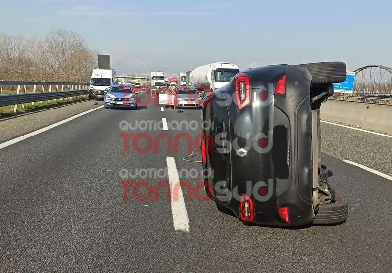 TANGENZIALE TORINO - Incidente a Moncalieri e traffico in tilt: auto finisce su un fianco in mezzo alle corsie - FOTO