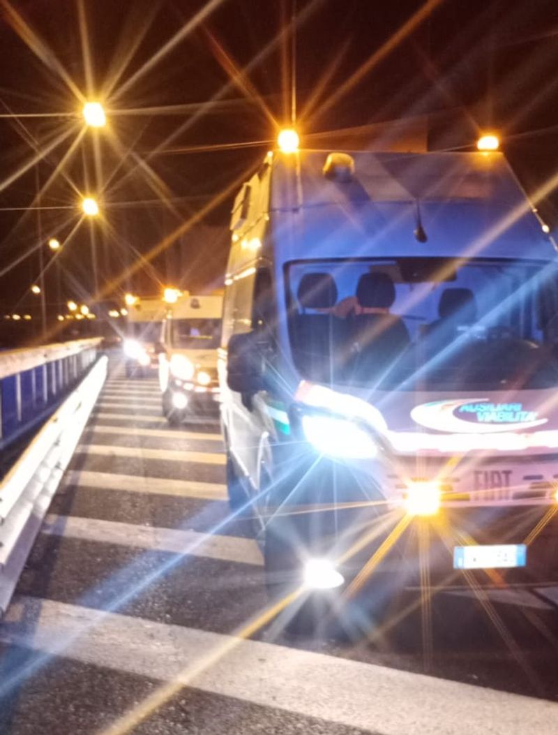 MONCALIERI - Paura sulla tangenziale: camion perde sbarra di metallo, due auto colpite - FOTO