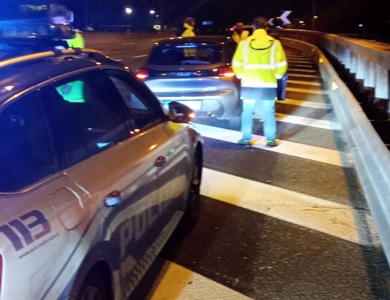 MONCALIERI - Paura sulla tangenziale: camion perde sbarra di metallo, due auto colpite - FOTO