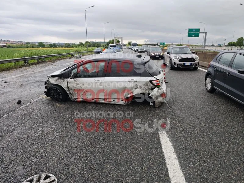 MONCALIERI - Due incidenti in contemporanea sulla sopraelevata: traffico in tilt in entrambe le direzioni - FOTO