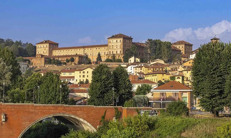 MONCALIERI - Un pensionato su tre vive da solo e non percepisce un reddito mensile sufficiente ad affrontare le spese ordinarie