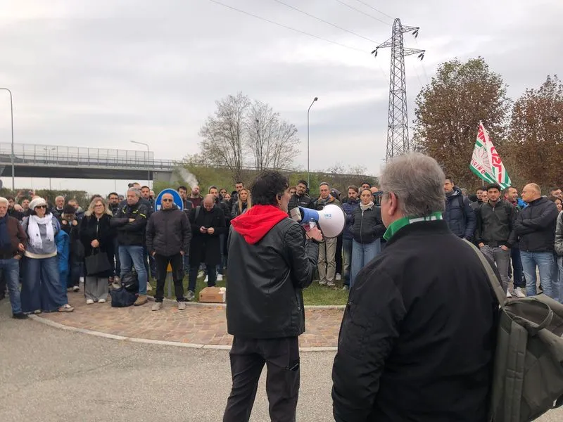MONCALIERI - Lavoratori Italdesign manifestano davanti all'azienda: Volkswagen rinvia la decisione sulla vendita - FOTO