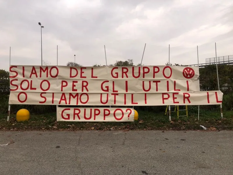 MONCALIERI - Lavoratori Italdesign manifestano davanti all'azienda: Volkswagen rinvia la decisione sulla vendita - FOTO