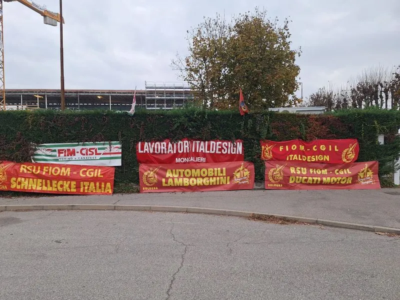 MONCALIERI - Lavoratori Italdesign manifestano davanti all'azienda: Volkswagen rinvia la decisione sulla vendita - FOTO