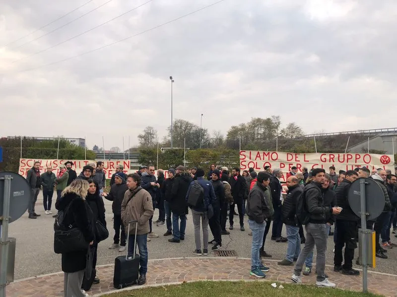 MONCALIERI - Lavoratori Italdesign manifestano davanti all'azienda: Volkswagen rinvia la decisione sulla vendita - FOTO