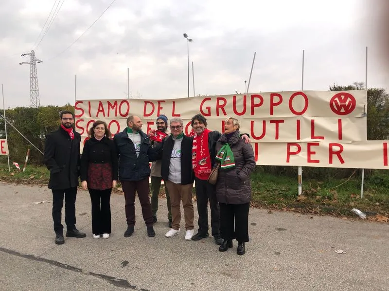 MONCALIERI - Lavoratori Italdesign manifestano davanti all'azienda: Volkswagen rinvia la decisione sulla vendita - FOTO