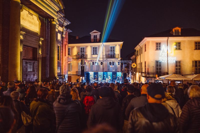 MONCALIERI - Il Jazz Festival si apre con la «Notte Nera»: 100 musicisti, 19 concerti e otto ore di musica nel centro storico