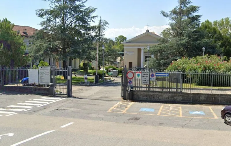 MONCALIERI - Ladri in azione al cimitero: ennesima razzia di fiori e vasi dalle tombe