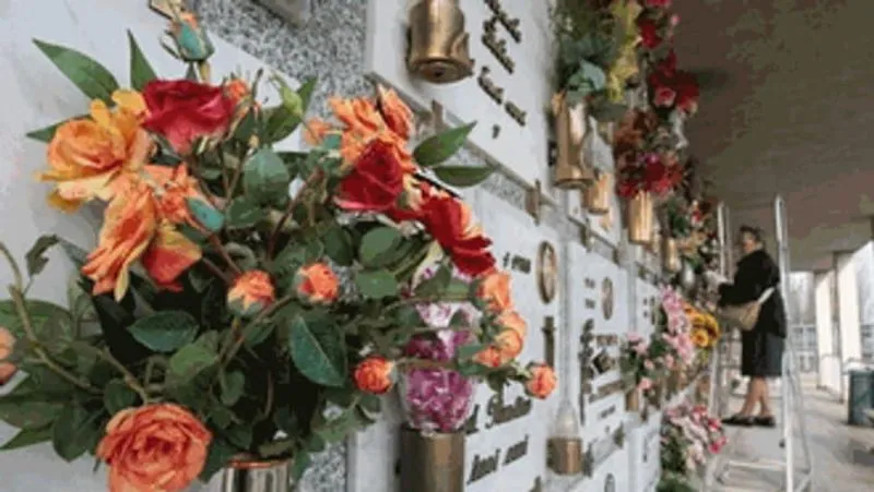MONCALIERI - Ladri senza rispetto rubano vasi e fiori al cimitero: scatta la denuncia