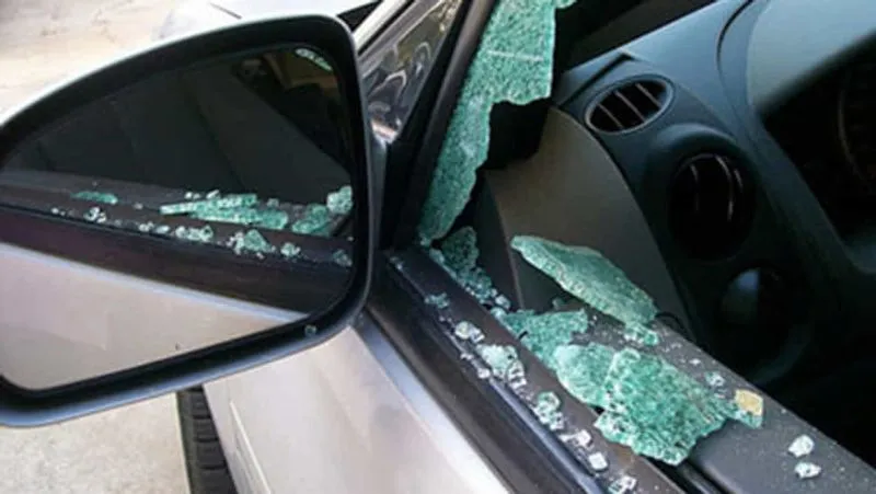 MONCALIERI - Rompono il vetro di un auto per rubare una borsa: ladri in azione al parcheggio del supermercato