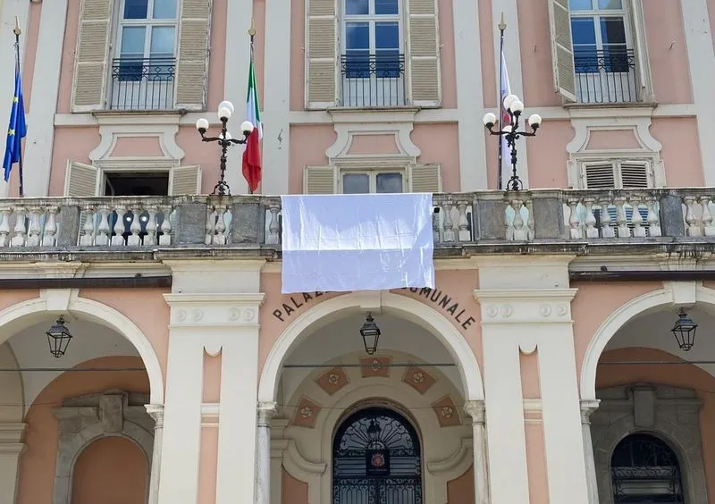 MONCALIERI-NICHELINO - Un lenzuolo bianco come sudario per Gaza sulla facciata del municipio