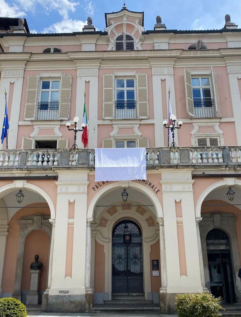 MONCALIERI-NICHELINO - Un lenzuolo bianco come sudario per Gaza sulla facciata del municipio