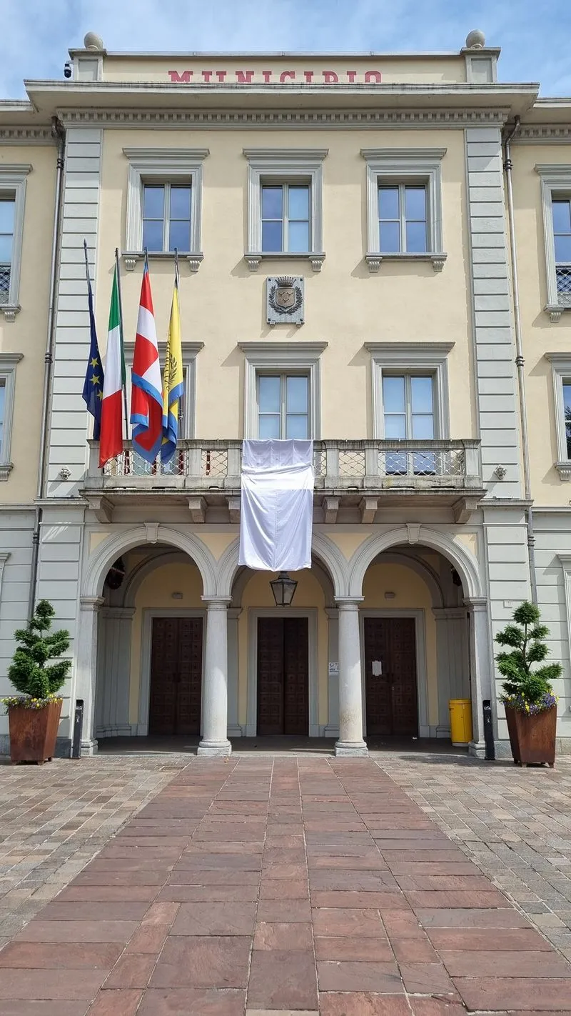 MONCALIERI-NICHELINO - Un lenzuolo bianco come sudario per Gaza sulla facciata del municipio