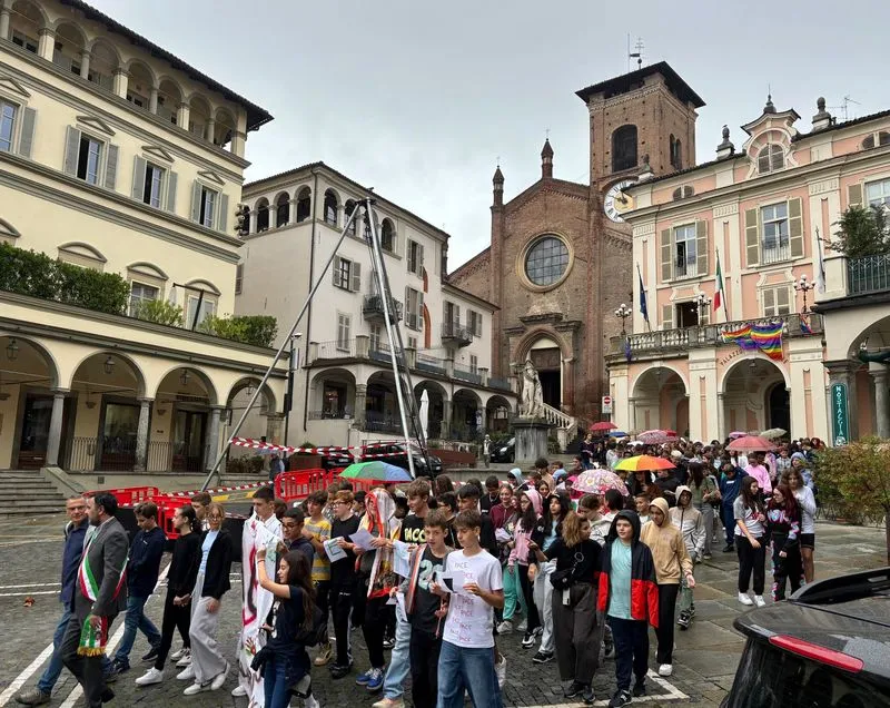 MONCALIERI - Gli studenti delle scuole medie in marcia silenziosa per la pace - FOTO