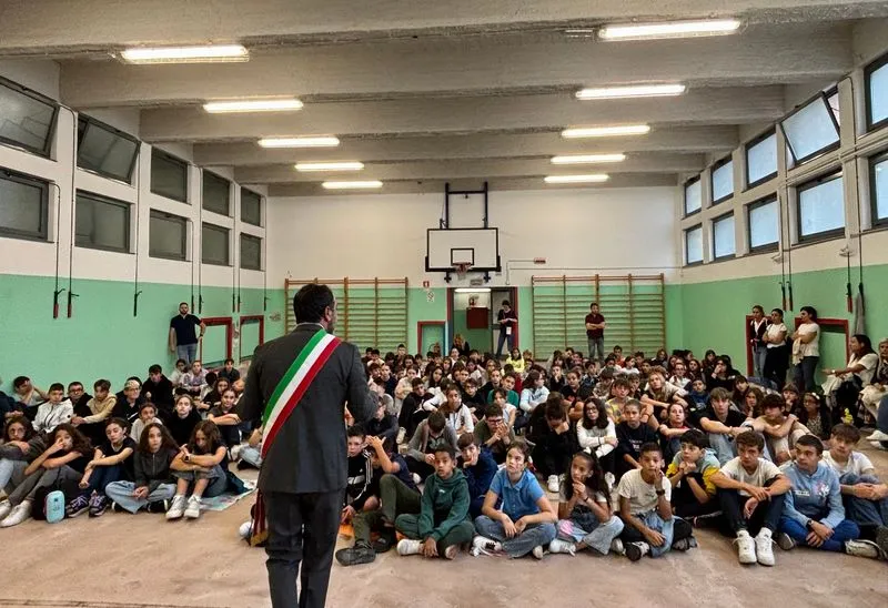 MONCALIERI - Gli studenti delle scuole medie in marcia silenziosa per la pace - FOTO