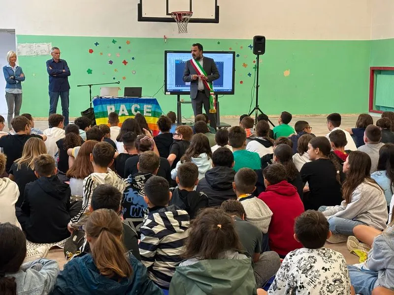 MONCALIERI - Gli studenti delle scuole medie in marcia silenziosa per la pace - FOTO