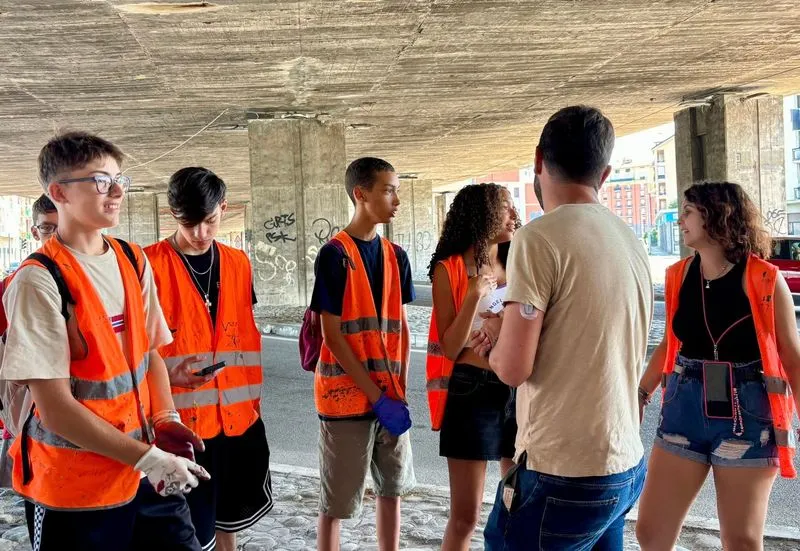 MONCALIERI - I giovani di Piazza Ragazzabile al lavoro per un murales in corso Trieste - FOTO