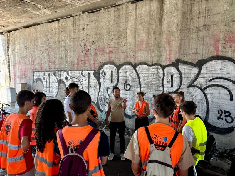 MONCALIERI - I giovani di Piazza Ragazzabile al lavoro per un murales in corso Trieste - FOTO