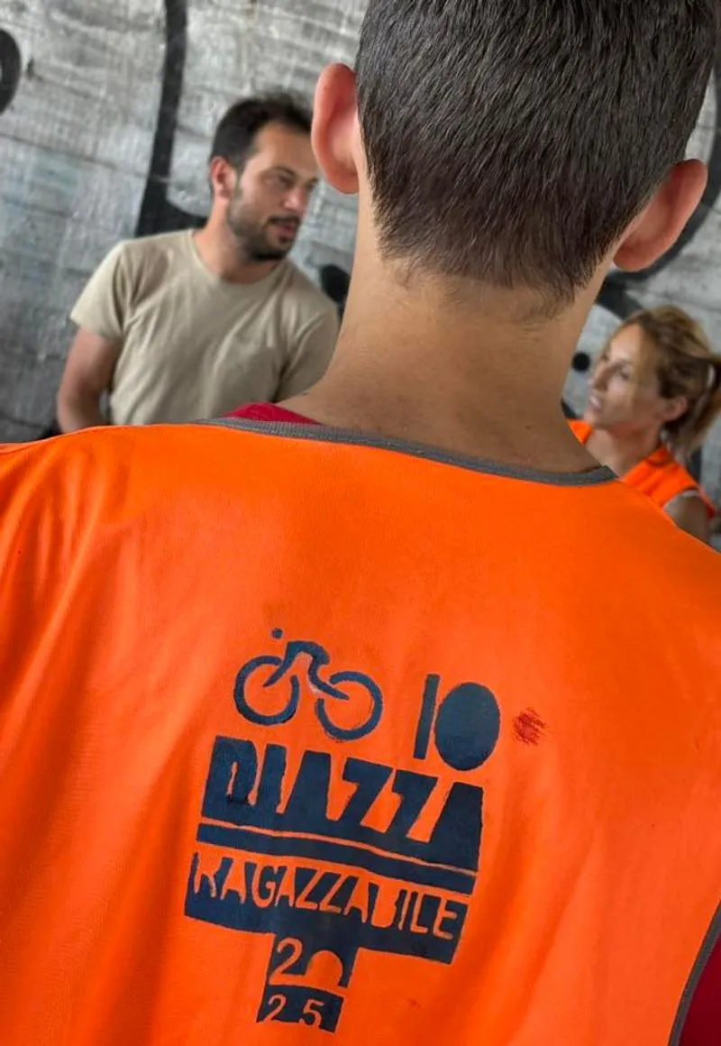 MONCALIERI - I giovani di Piazza Ragazzabile al lavoro per un murales in corso Trieste - FOTO