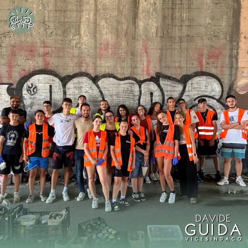 MONCALIERI - I giovani di Piazza Ragazzabile al lavoro per un murales in corso Trieste - FOTO