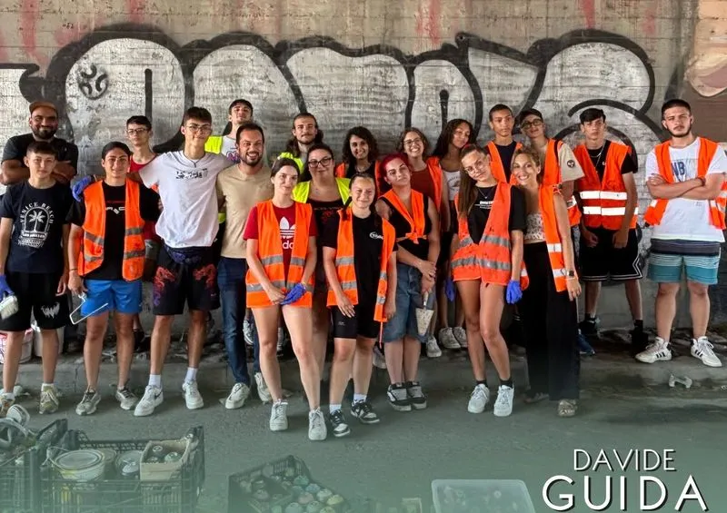 MONCALIERI - I giovani di Piazza Ragazzabile al lavoro per un murales in corso Trieste - FOTO
