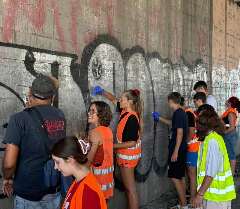 MONCALIERI - I giovani di Piazza Ragazzabile al lavoro per un murales in corso Trieste - FOTO
