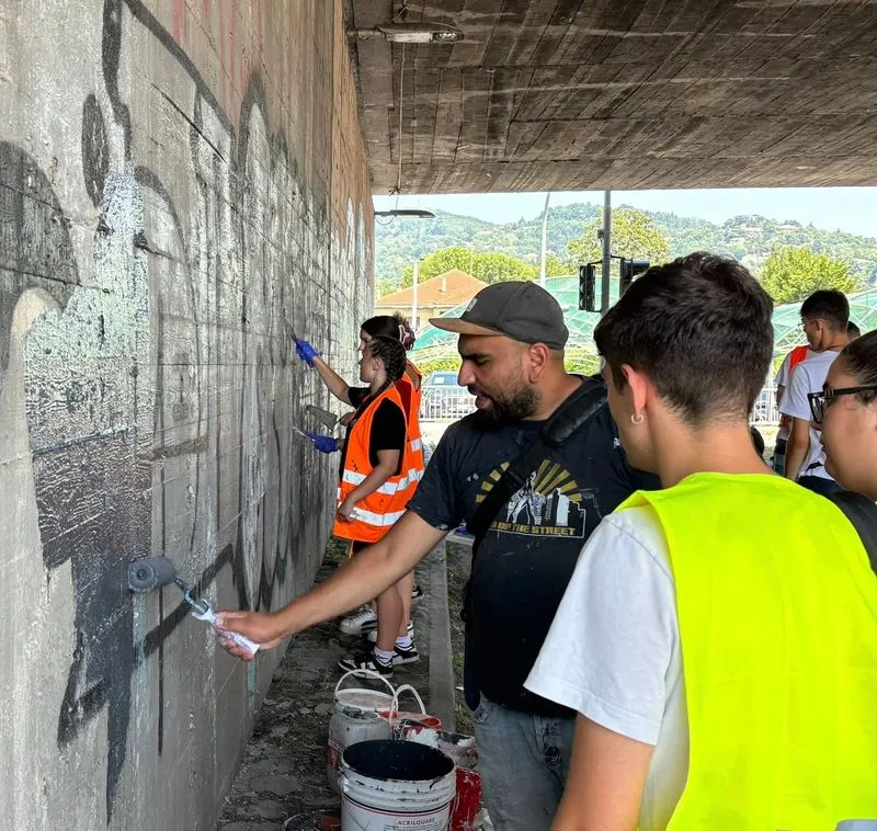 MONCALIERI - I giovani di Piazza Ragazzabile al lavoro per un murales in corso Trieste - FOTO